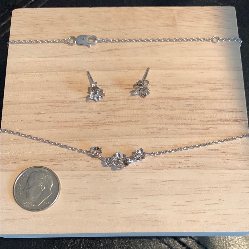 Brilliant Earth silver Magnolia pendant and earrings in excellent condition